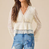 Blusa casual de encaje con mangas largas caladas y mangas largas.
