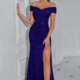 Vestido de noche con lentejuelas, hombros descubiertos y abertura.