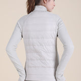 Chaqueta ligera, ajustada y de cuello alto, resistente al viento y deportiva.