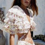 Conjunto de dos piezas con falda dividida, con volantes y capas