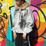 Sudadera informal con estampado urbano y ribete de piel.