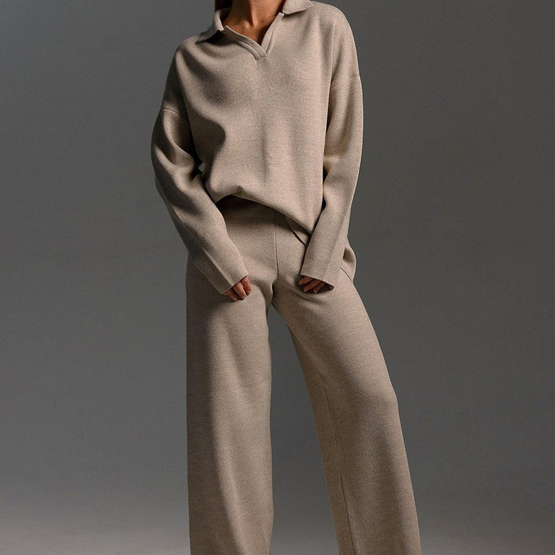 Conjunto de dos piezas: jersey polo de punto y pantalón ancho.