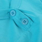 Blusa entallada con mangas abullonadas abotonadas y cuello redondo.