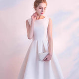Elegante mini vestido de noche con lazo