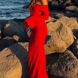 Elegante vestido largo con hombros descubiertos, mangas acampanadas de encaje y cola.