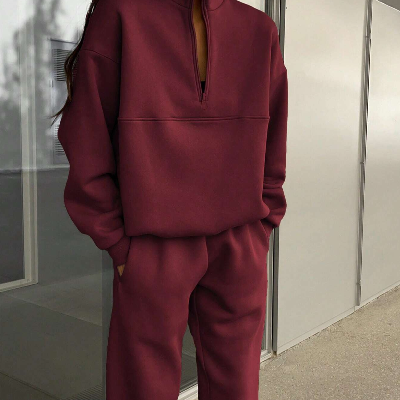 Conjunto de dos piezas para mujer: punto suave, corte holgado, camiseta de manga larga con cremallera y pantalón ajustado.