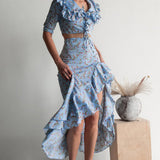 Conjunto de dos piezas: falda midi con estampado floral azul claro, abertura y volantes