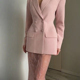 Conjunto de dos piezas: blazer elegante y falda de encaje.