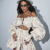Vestido corto de encaje calado con hombros descubiertos