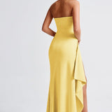 Vestido de noche sexy sin tirantes con abertura.