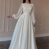 Vestido largo transparente con mangas de linterna y perlas.