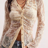 Blusa de encaje transparente con corte ajustado.