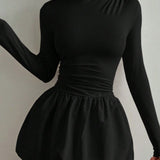 Elegante minivestido ajustado y elástico con mangas largas y volantes.