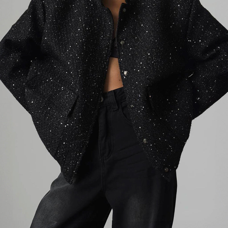 Chaqueta de lentejuelas con cuello alto y bolsillos.