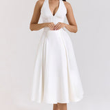 Elegante vestido de noche largo con escote pronunciado y espalda abierta.