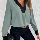 Blusa de mujer – Corte fluido – Cuello en pico con ribete en contraste – Mangas largas elegantes