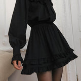 Elegante mini vestido de manga larga y encaje, adornado con lazo, corte trapecio.
