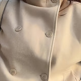 Elegante abrigo de lana liso con botones y cuello alto.