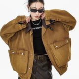 Chaqueta de trabajo con bolsillos, corte informal.