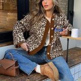 Chaqueta cálida de cuello redondo en polar con estampado de leopardo y paneles de sherpa.