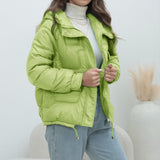 Chaqueta acolchada de colores brillantes con cuello alto.