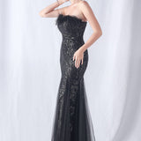 Vestido de noche con lentejuelas y plumas de avestruz