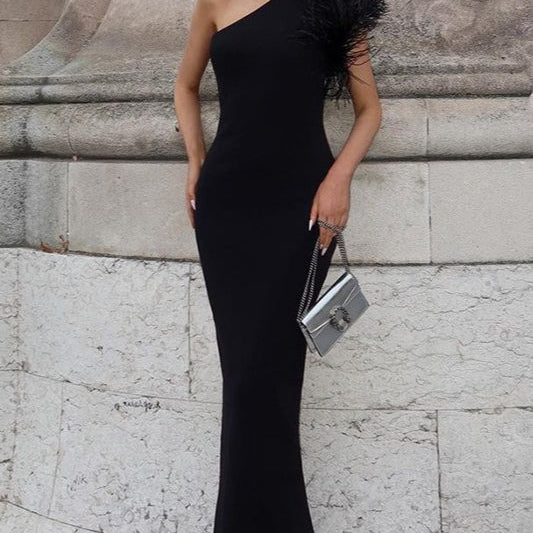 Elegante vestido de noche asimétrico con plumas.