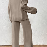 Conjunto de dos piezas: pantalón de punto de pierna ancha con escote en pico informal.
