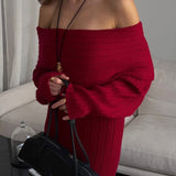 Elegante y minimalista vestido largo con hombros descubiertos en tejido de punto liso.