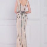 Vestido de noche sirena con lentejuelas y cuentas florales.