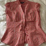 Blusa versátil a cuadros rojos y blancos
