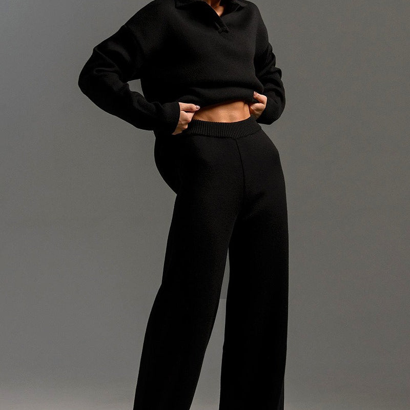 Conjunto de dos piezas: jersey polo de punto y pantalón ancho.