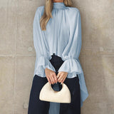 Blusa de gasa azul con mangas acampanadas y aberturas