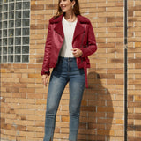 Chaqueta de ante forrada con piel de oveja y con cinturón.