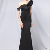 Vestido de noche largo estilo sirena con hombros descubiertos