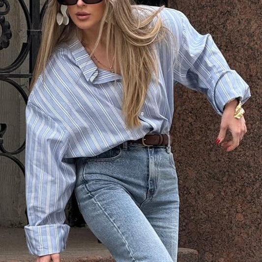 Blusa holgada de rayas con cuello y mangas largas.