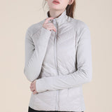 Chaqueta ligera, ajustada y de cuello alto, resistente al viento y deportiva.