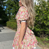 Vestido mini abotonado con cuello Peter Pan y mangas abullonadas florales