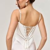Elegante vestido de noche largo con tirantes finos y espalda escotada.