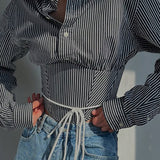 Blusa corta de rayas con cintura ajustada y cuello alto