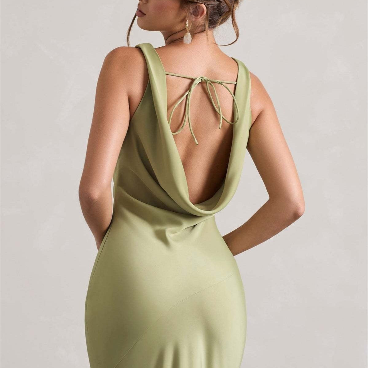 Vestido de noche sirena de satén con cuello vuelto