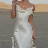 Elegante vestido largo sin espalda en satén floral liso