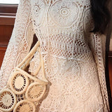 Elegante blusa de punto con cuello redondo y encaje calado.