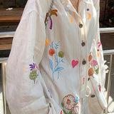 Blusa de lino con bordados ricos y vibrantes.