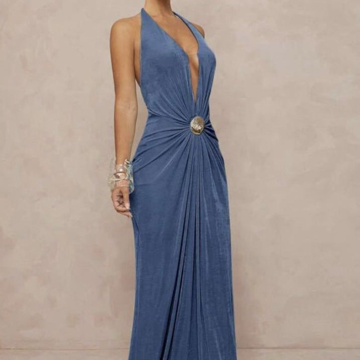 Vestido largo de escote pronunciado con ribete metálico fruncido, espalda baja y escote abierto.
