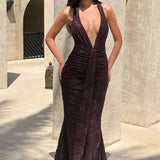 Vestido de noche entallado con detalle de fruncido y lazo.