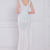 Vestido de noche sirena con lentejuelas y cuentas florales.