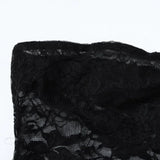 Elegante vestido sin tirantes de encaje negro con lazo floral y abertura.