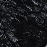 Elegante vestido sin tirantes de encaje negro con lazo floral y abertura.
