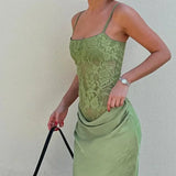 Elegante vestido largo ajustado de encaje con tirantes finos.